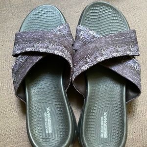 Womens size 9 Skechers slip on sandals